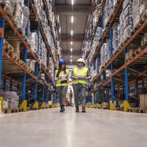 Trabalhadords no armazém fazendo o processo de picink e packing