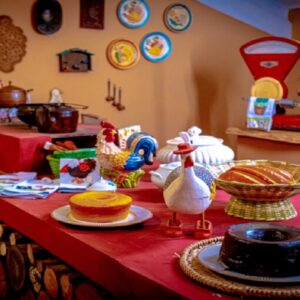 Hotel fazenda inclusivo: mesa farta com vários alimentos títipicos e objetos de fazenda